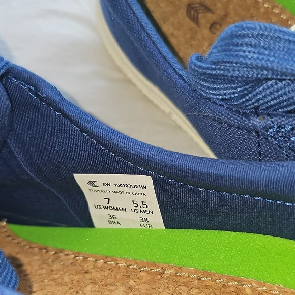 Cariuma Blue and Green Women's Sneakers. Made With Organic Cotton. - Picture 3 of 10